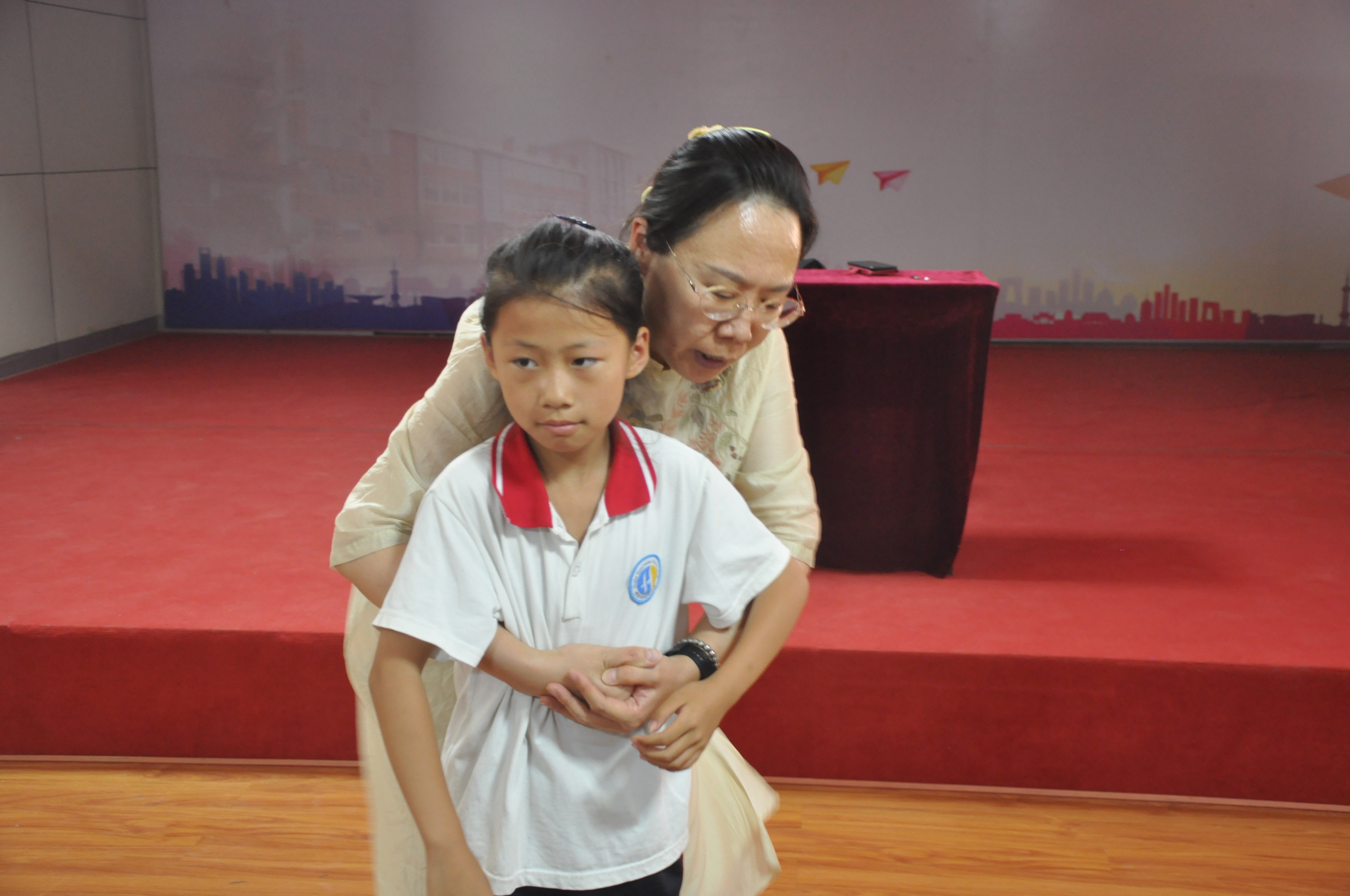 桓台县妇幼保健院儿科副主任明立果演示海姆立克急救法.jpg