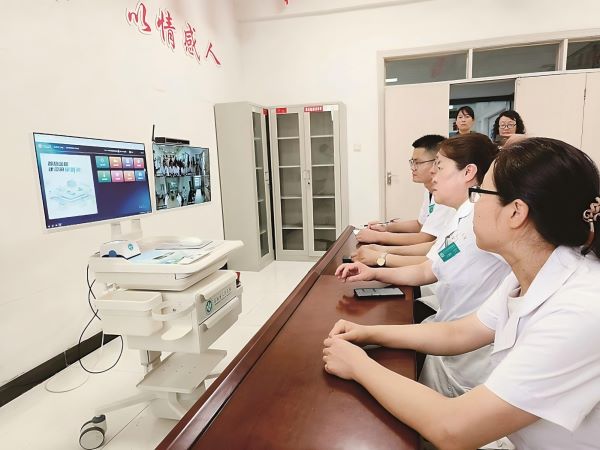 远程“云会诊”，通过“5G”推车，基层患者可咨询问诊、检查检验预约等，基层医生可远程会诊、上传患者病例_proc.jpg