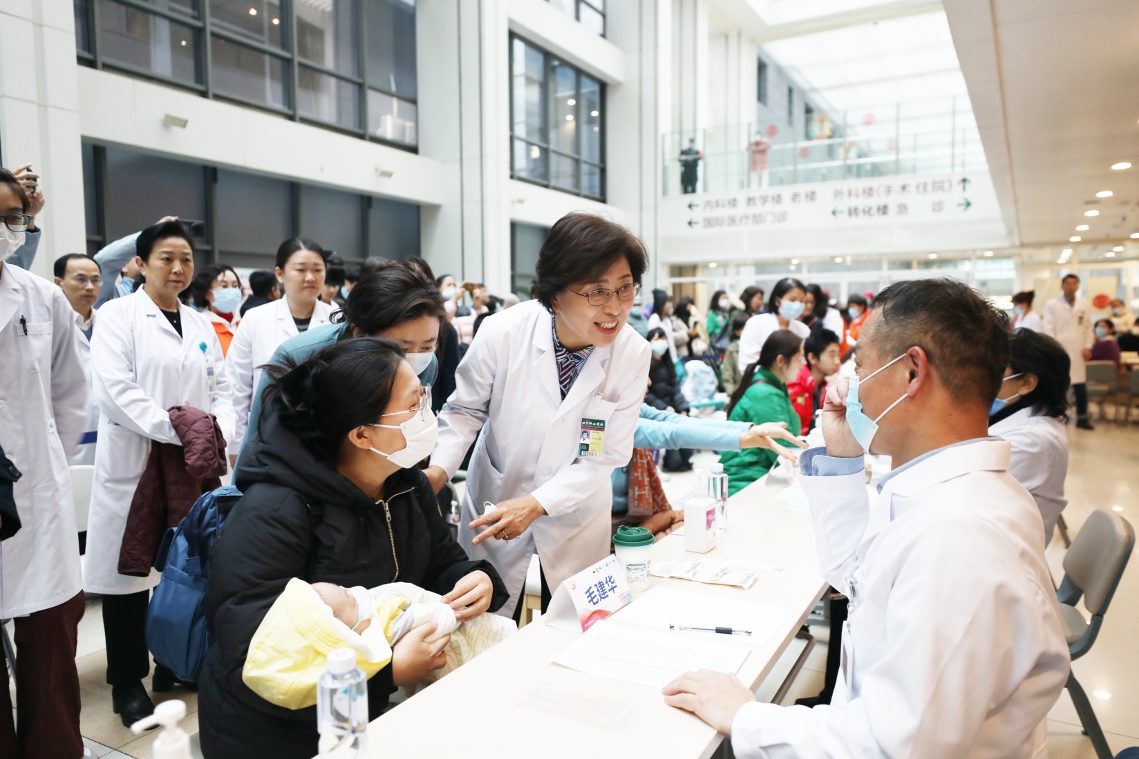1741067464776827.jpg 01 北京协和医院院长张抒扬教授在义诊现场.JPG