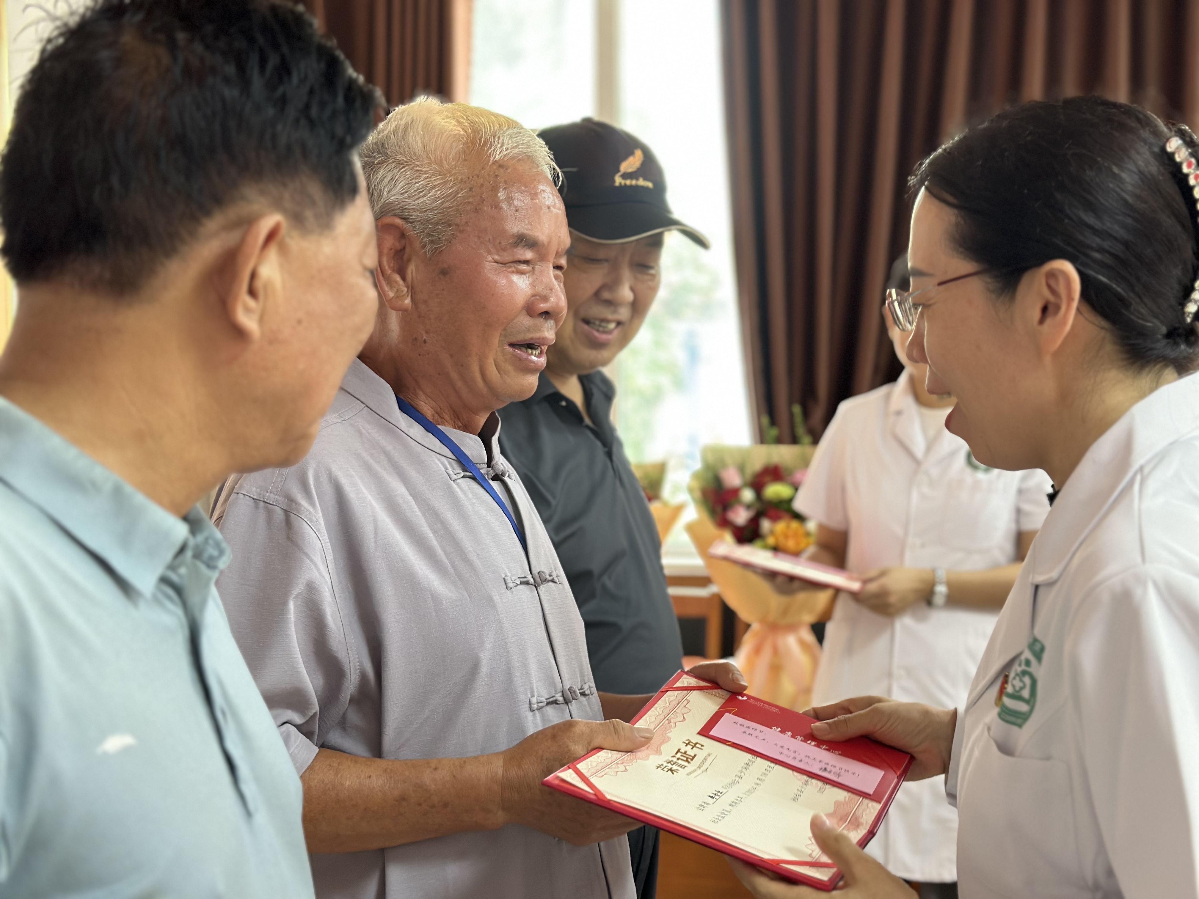 聘请退休医师为社会监督员.jpg