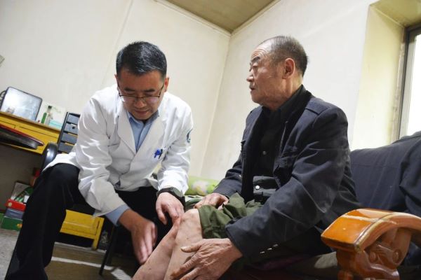 党员带头，扎实推进“健康敲门行动”_proc.jpg