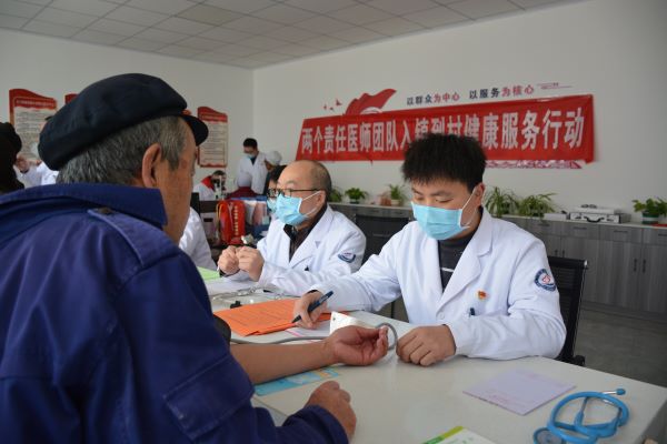 老党员专家带头开展 “开门见医”下基层活动_proc.jpg