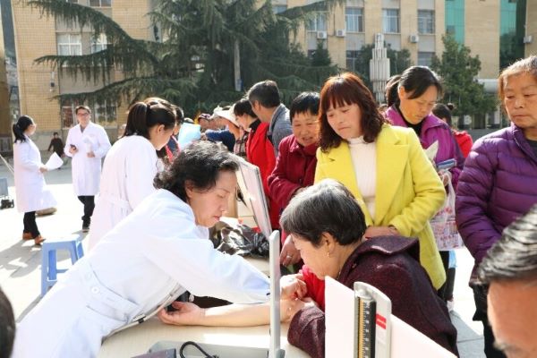 在职党员进社区双报到，开展健康义诊_proc.jpg