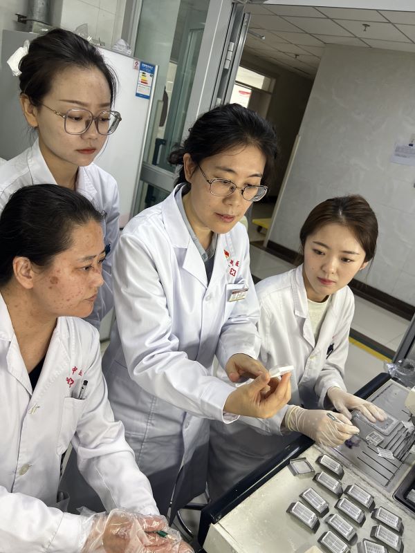 和娟向科室技术员强调组织包埋的注意事项_proc.jpg