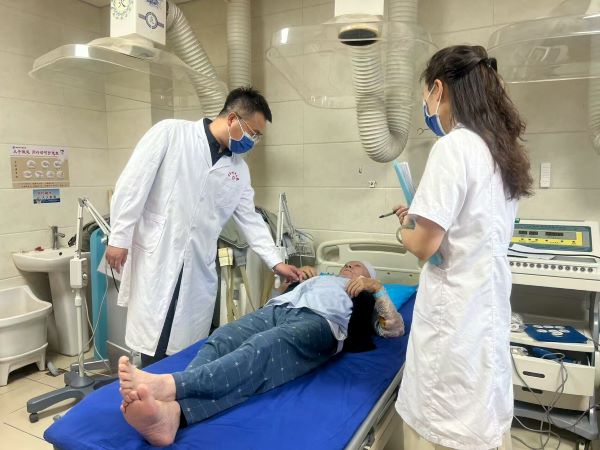 山西援疆医生索炜为病人诊断病情（图）_proc.jpg